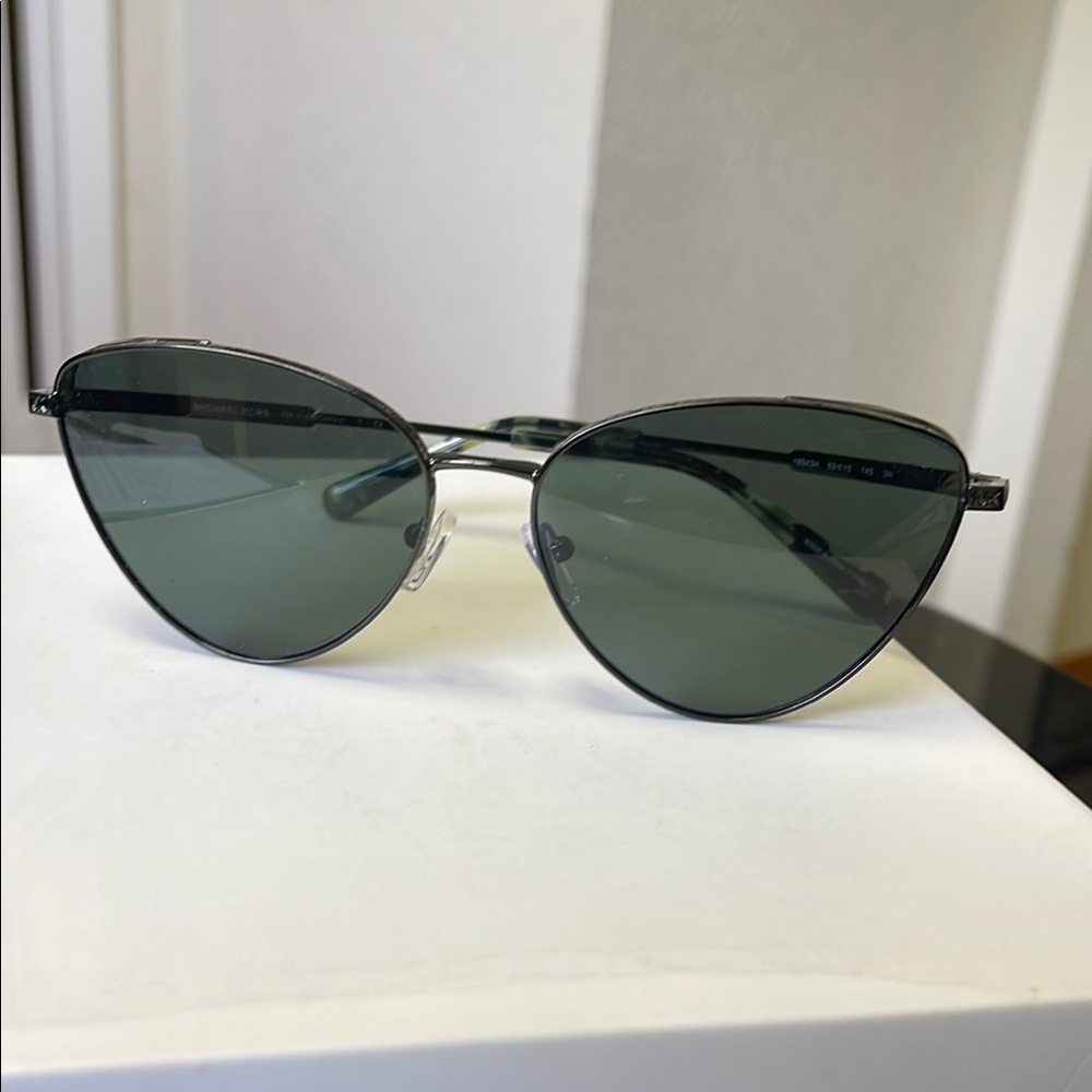 MICHAEL Michael Kors Black Aviator Sunglasses with Sleek Design